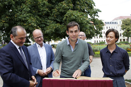 Eintrag ins Goldene Buch der Stadt am Set von 'Fabian - Der Gang vor die Hunde' in Görlitz