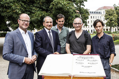 Eintrag ins Goldene Buch der Stadt am Set von 'Fabian - Der Gang vor die Hunde' in Görlitz