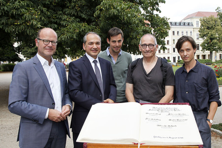 Eintrag ins Goldene Buch der Stadt am Set von 'Fabian - Der Gang vor die Hunde' in Görlitz