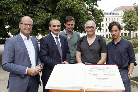 Eintrag ins Goldene Buch der Stadt am Set von 'Fabian - Der Gang vor die Hunde' in Görlitz