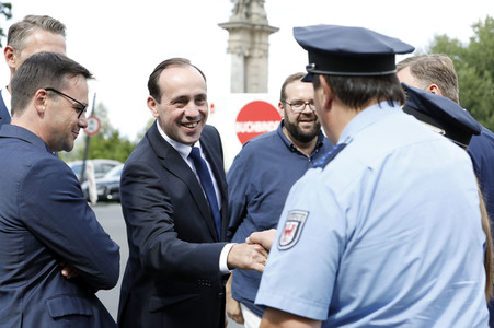 Gedenkveranstaltung zum 58. Jahrestag des Mauerbaus an der Glienicker Brücke in Potsdam