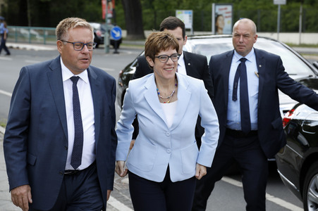 Gedenkveranstaltung zum 58. Jahrestag des Mauerbaus an der Glienicker Brücke in Potsdam