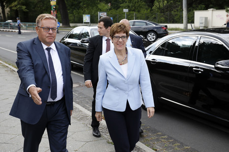 Gedenkveranstaltung zum 58. Jahrestag des Mauerbaus an der Glienicker Brücke in Potsdam