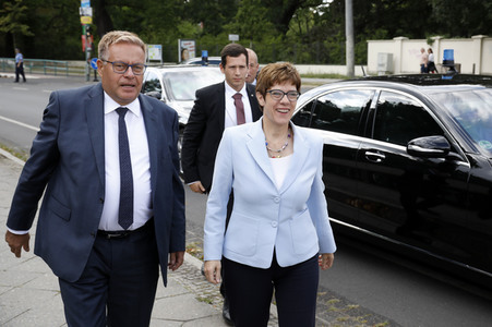 Gedenkveranstaltung zum 58. Jahrestag des Mauerbaus an der Glienicker Brücke in Potsdam