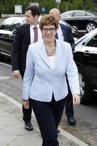 Gedenkveranstaltung zum 58. Jahrestag des Mauerbaus an der Glienicker Brücke in Potsdam