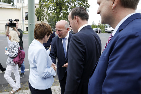 Gedenkveranstaltung zum 58. Jahrestag des Mauerbaus an der Glienicker Brücke in Potsdam