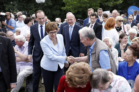Gedenkveranstaltung zum 58. Jahrestag des Mauerbaus an der Glienicker Brücke in Potsdam
