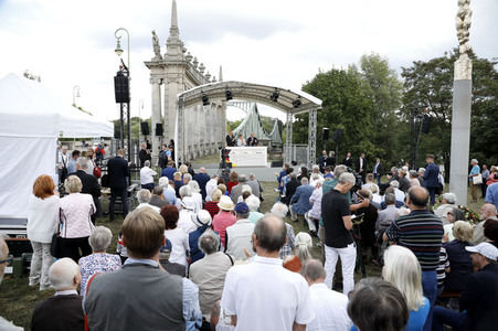 Gedenkveranstaltung zum 58. Jahrestag des Mauerbaus an der Glienicker Brücke in Potsdam
