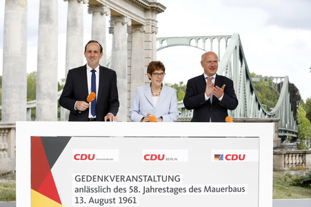 Gedenkveranstaltung zum 58. Jahrestag des Mauerbaus an der Glienicker Brücke in Potsdam