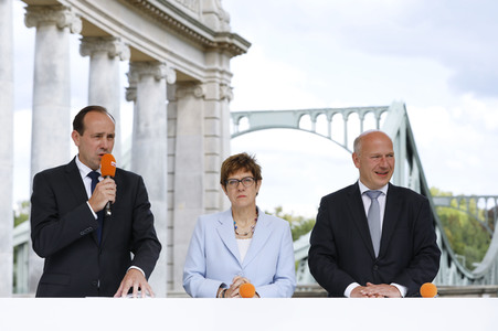 Gedenkveranstaltung zum 58. Jahrestag des Mauerbaus an der Glienicker Brücke in Potsdam