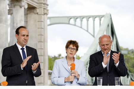 Gedenkveranstaltung zum 58. Jahrestag des Mauerbaus an der Glienicker Brücke in Potsdam