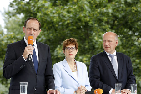 Gedenkveranstaltung zum 58. Jahrestag des Mauerbaus an der Glienicker Brücke in Potsdam
