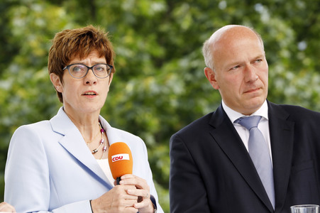 Gedenkveranstaltung zum 58. Jahrestag des Mauerbaus an der Glienicker Brücke in Potsdam