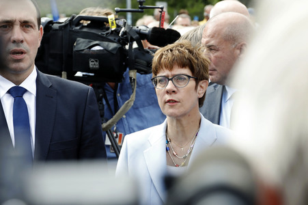 Gedenkveranstaltung zum 58. Jahrestag des Mauerbaus an der Glienicker Brücke in Potsdam