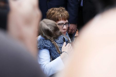 Gedenkveranstaltung zum 58. Jahrestag des Mauerbaus an der Glienicker Brücke in Potsdam