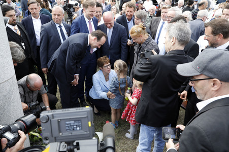 Gedenkveranstaltung zum 58. Jahrestag des Mauerbaus an der Glienicker Brücke in Potsdam