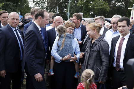 Gedenkveranstaltung zum 58. Jahrestag des Mauerbaus an der Glienicker Brücke in Potsdam