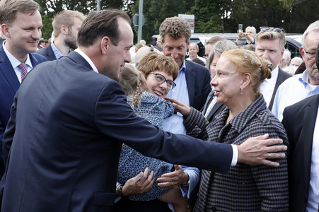Gedenkveranstaltung zum 58. Jahrestag des Mauerbaus an der Glienicker Brücke in Potsdam