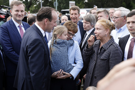 Gedenkveranstaltung zum 58. Jahrestag des Mauerbaus an der Glienicker Brücke in Potsdam