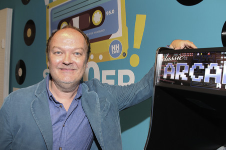 Jens Wawrczeck im 80er Café in Hamburg