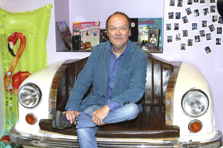 Jens Wawrczeck im 80er Café in Hamburg