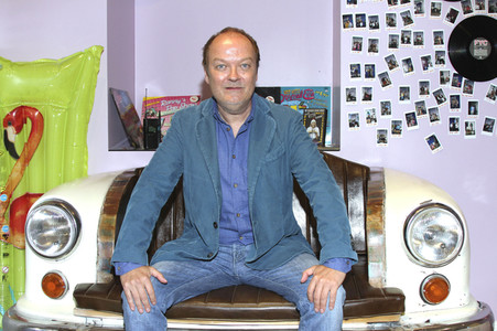 Jens Wawrczeck im 80er Café in Hamburg