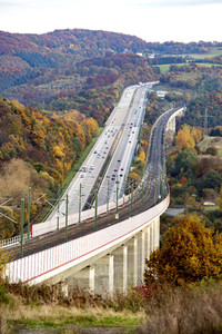 Symbolfoto Autobahn vs. Eisenbahn