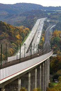 Symbolfoto Autobahn vs. Eisenbahn