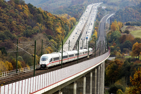 Symbolfoto Autobahn vs. Eisenbahn