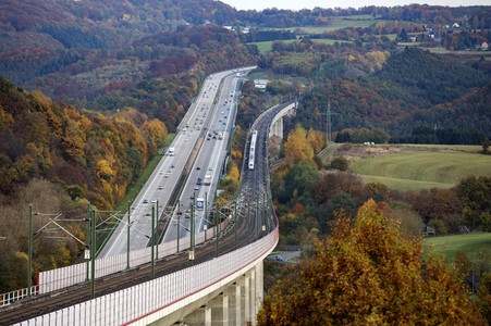Symbolfoto Autobahn vs. Eisenbahn