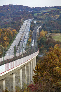 Symbolfoto Autobahn vs. Eisenbahn
