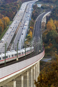 Symbolfoto Autobahn vs. Eisenbahn