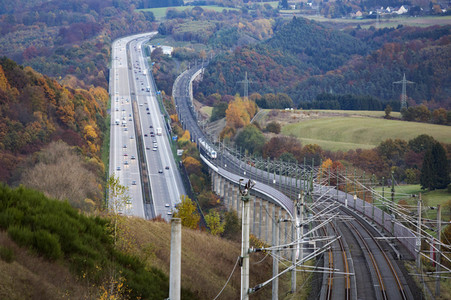 Symbolfoto Autobahn vs. Eisenbahn
