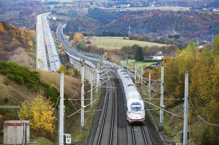 Symbolfoto Autobahn vs. Eisenbahn