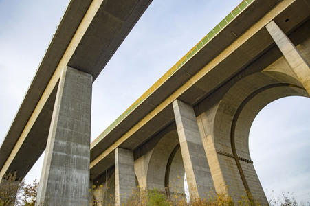 Symbolfoto Autobahn vs. Eisenbahn