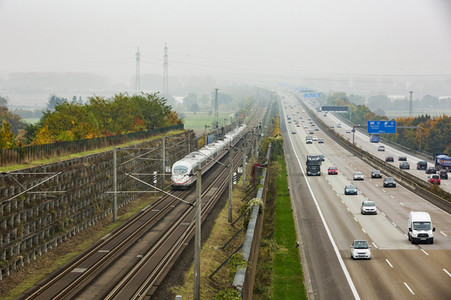 Symbolfoto Autobahn vs. Eisenbahn