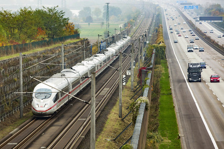 Symbolfoto Autobahn vs. Eisenbahn