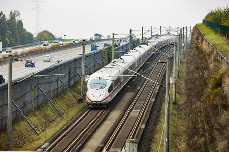 Symbolfoto Autobahn vs. Eisenbahn