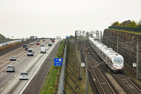 Symbolfoto Autobahn vs. Eisenbahn