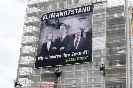 Greenpeace-Aktivisten entrollen Banner an Ministeriumgebäuden in Berlin