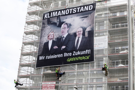 Greenpeace-Aktivisten entrollen Banner an Ministeriumgebäuden in Berlin