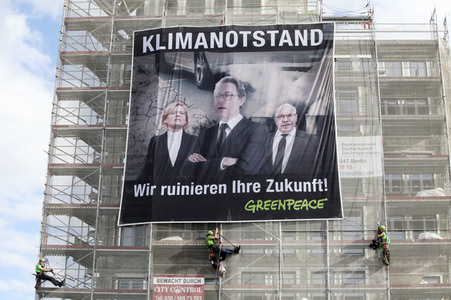 Greenpeace-Aktivisten entrollen Banner an Ministeriumgebäuden in Berlin