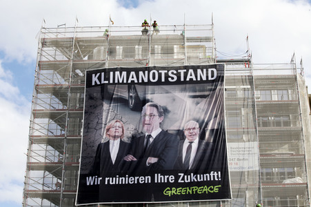 Greenpeace-Aktivisten entrollen Banner an Ministeriumgebäuden in Berlin