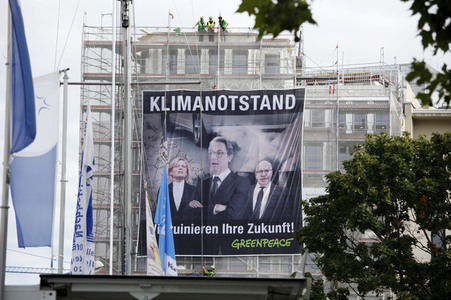 Greenpeace-Aktivisten entrollen Banner an Ministeriumgebäuden in Berlin