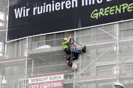 Greenpeace-Aktivisten entrollen Banner an Ministeriumgebäuden in Berlin