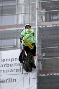 Greenpeace-Aktivisten entrollen Banner an Ministeriumgebäuden in Berlin