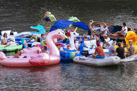 Symbolfoto Schwimminsel