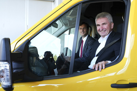 Inbetriebnahme des 10000sten DHL StreetScooters in Köln