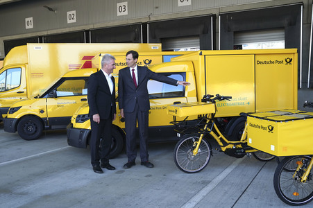 Inbetriebnahme des 10000sten DHL StreetScooters in Köln