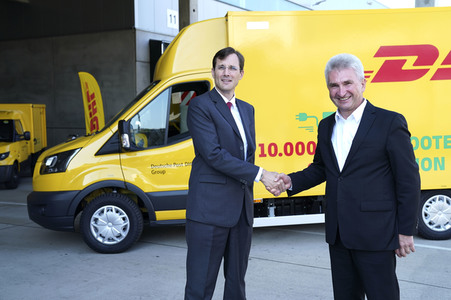 Inbetriebnahme des 10000sten DHL StreetScooters in Köln